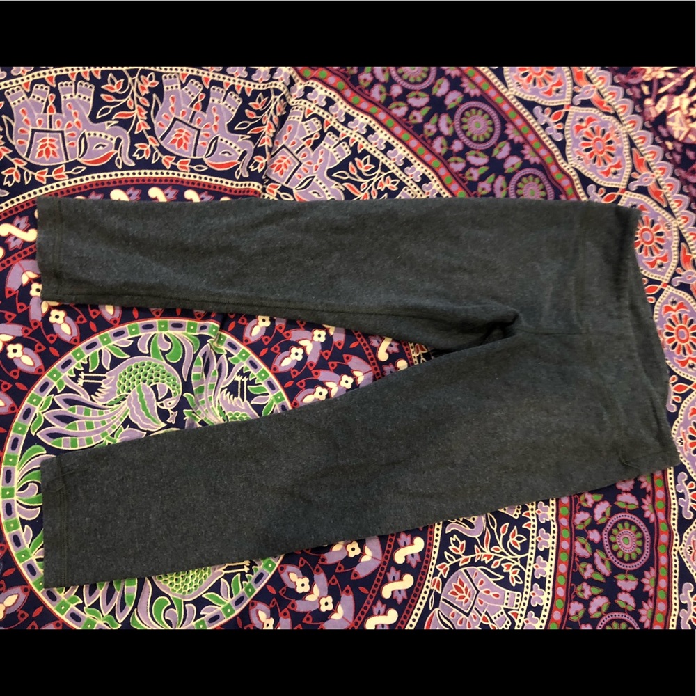 Cropped grey ivivva leggings.